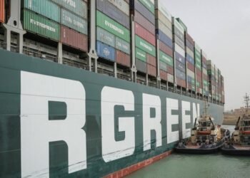 Video: el gigantesco buque atascado en el Canal de Suez afecta la navegación mundial