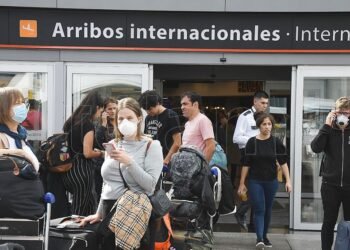 Por nuevas cepas, suspenden desde el sábado los vuelos de Brasil, Chile y México