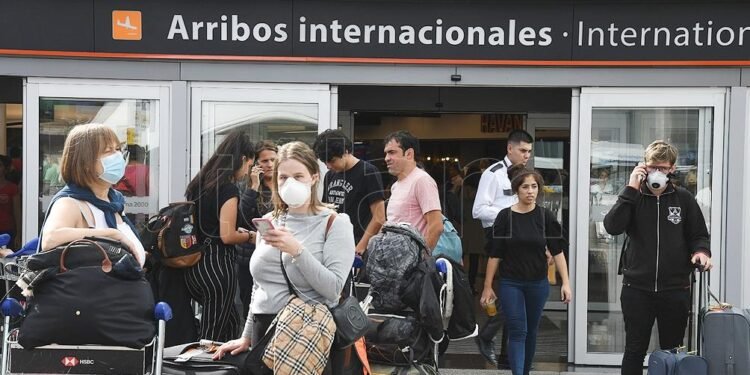 Por nuevas cepas, suspenden desde el sábado los vuelos de Brasil, Chile y México