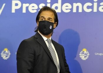 Uruguay cierra escuelas y oficinas públicas hasta abril ante el avance del coronavirus