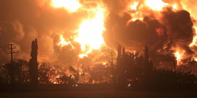 En fotos: enorme incendio en una refinería de Indonesia; hay varias personas heridas