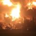 En fotos: enorme incendio en una refinería de Indonesia; hay varias personas heridas