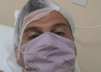 Un DT recibió 28 puntos en el pene y dirigió el partido desde el celular