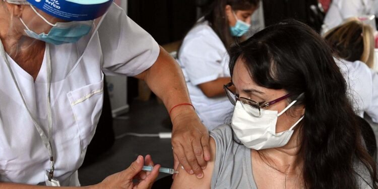 Coronavirus: el Gobierno analiza priorizar la vacunación con la primera dosis y diferir la segunda