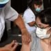 Coronavirus: el Gobierno analiza priorizar la vacunación con la primera dosis y diferir la segunda