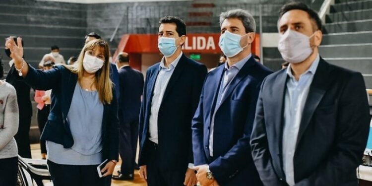 Uñac y de Pedro recorrieron diversas obras y visitaron el centro de vacunación contra el COVID-19