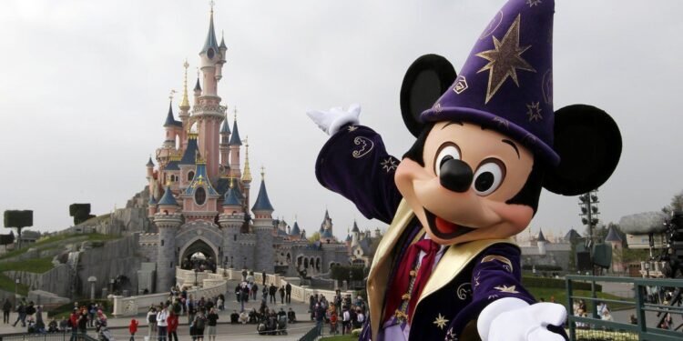 Disneyland París se convertirá en un centro de vacunación contra el Covid 19