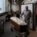Empleados de funerarias se niegan a retirar cuerpos de fallecidos por coronavirus