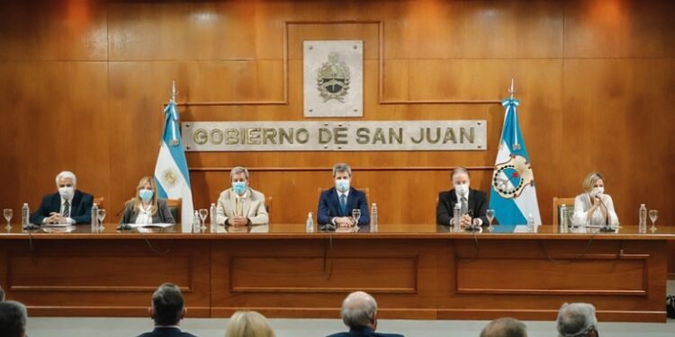 Uñac presentó líneas de créditos por $1900 millones para el desarrollo de la actividad productiva y de servicios