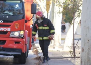 El fuego consumió una camioneta y por poco no arrasa con una casa cercana