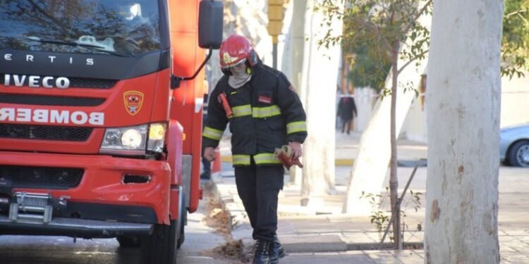 El fuego consumió una camioneta y por poco no arrasa con una casa cercana