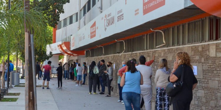 Cada vez aumentan más la cantidad de hisopados en San Juan
