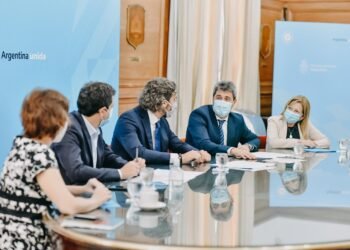 Uñac firmó un convenio para mejorar la conectividad en 4 departamentos