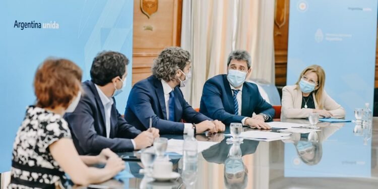 Uñac firmó un convenio para mejorar la conectividad en 4 departamentos