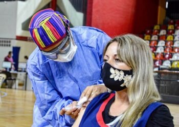 Ya se vacunó a más del 95% del primer grupo de docentes