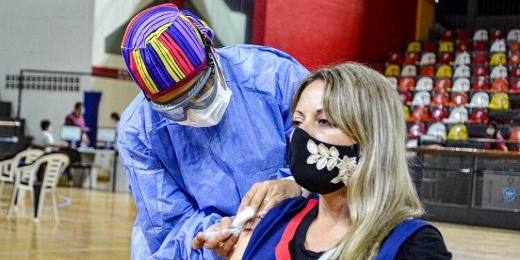 Ya se vacunó a más del 95% del primer grupo de docentes