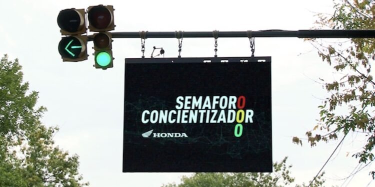 El semáforo que no pasa a verde si los conductores de motos no llevan casco