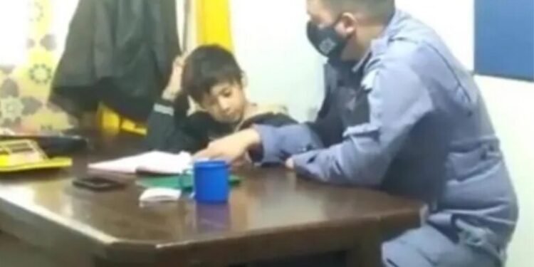 Chaco: su hijo no hacía la tarea y llamó a la policía para que la ayudara