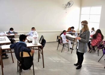 Docente porteña pide a la Justicia que la vacunen o que la dispensen de dar clases presenciales