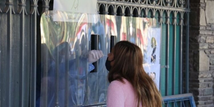 Notable aumento en filas para hisoparse: la mayoría son jóvenes