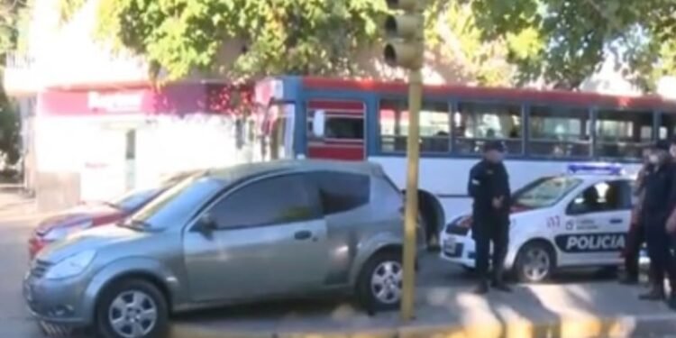 Accidente en pleno centro: una madre se descompensó y protagonizó una colisión