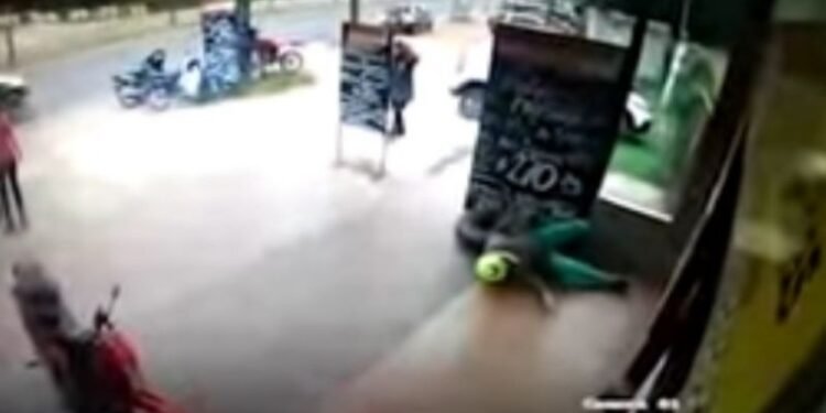¿Mala suerte o karma? una rueda salió volando y golpeó a una mujer: mirá el video