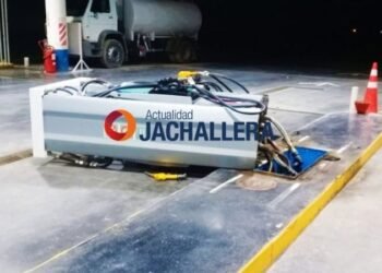 Entró a una estación de servicio y se estrelló contra un surtidor de combustible: estaba borracho