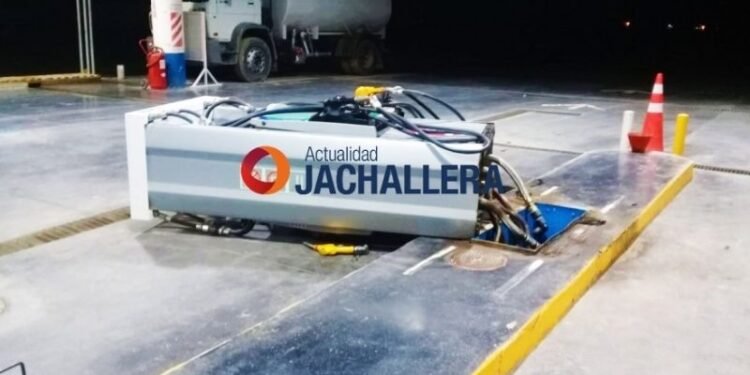 Entró a una estación de servicio y se estrelló contra un surtidor de combustible: estaba borracho