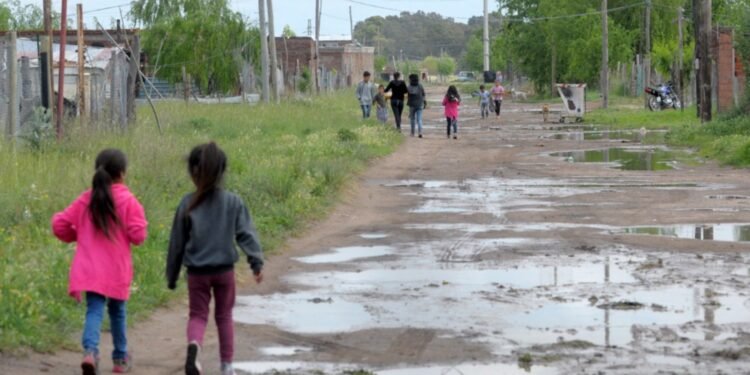 Una familia necesitó casi 61 mil pesos en marzo para no caer en la pobreza