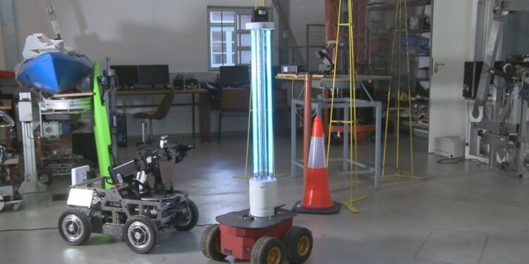 Desarrollan un robot móvil teleoperado para su aplicación en tareas de desinfección en centros de salud