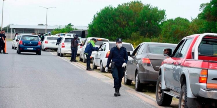 Las personas que viajaron por turismo no podrán volver hasta el 31 de mayo
