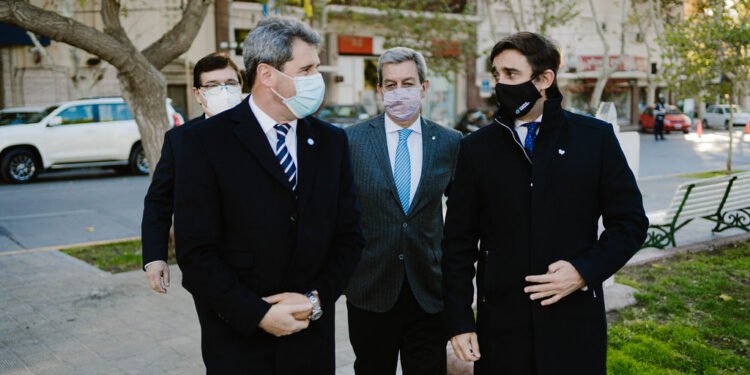 Uñac: «La curva de contagios crece de una manera que no esperamos nunca»