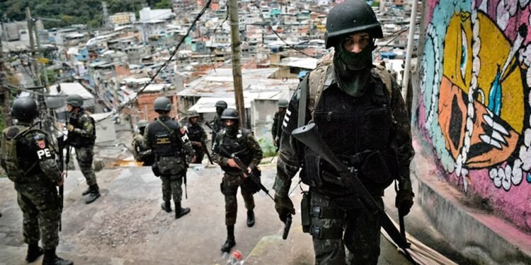 Bolsonaro felicitó a la policía de Río de Janeiro por la massacre en una favela que dejó 27 civiles muertos