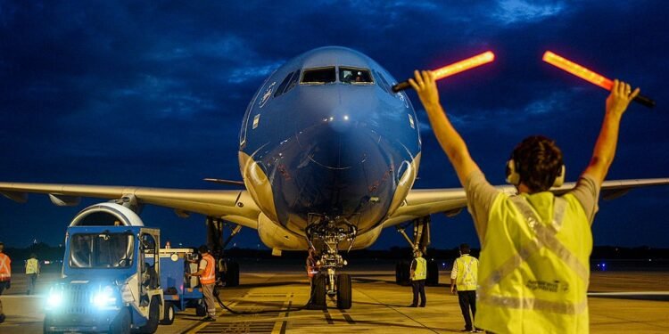Parte un nuevo vuelo de Aerolíneas Argentinas para traer vacunas desde Moscú