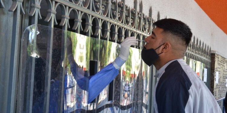 A pesar del feriado y del frío, los centros de hisopados no pararon