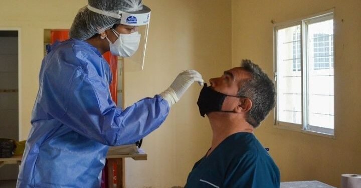 Alarmante: Más de 300 casos diarios y 3 nuevos fallecidos por COVID-19