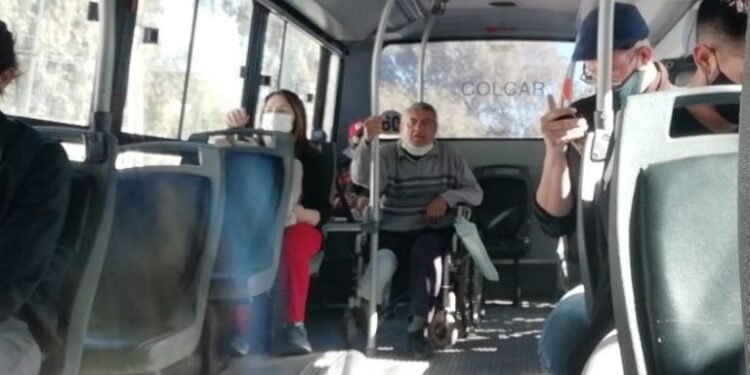 Conmovedor: sanjuaninos ayudaron a subir a un hombre en silla de ruedas al colectivo