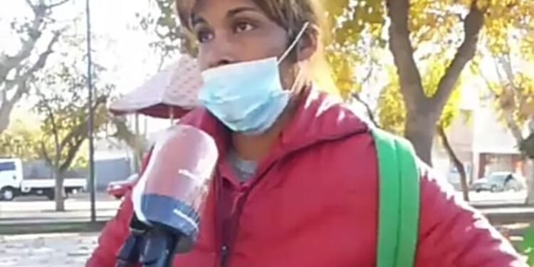 Insólito: la mujer que ató a su hijo a un poste quiere «recuperarlo»