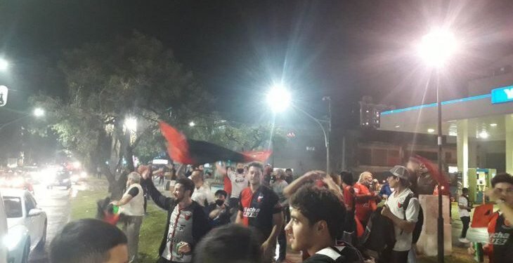 Advierten que los festejos de los hinchas de Colón acelerarán los casos por coronavirus