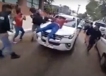 Formosa: ministro arrastró a un hombre sobre su auto durante una manifestación