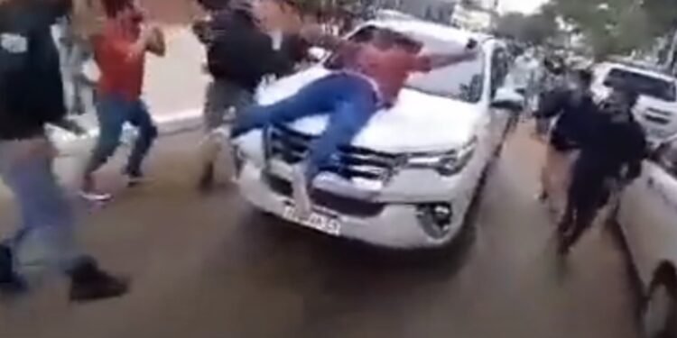 Formosa: ministro arrastró a un hombre sobre su auto durante una manifestación