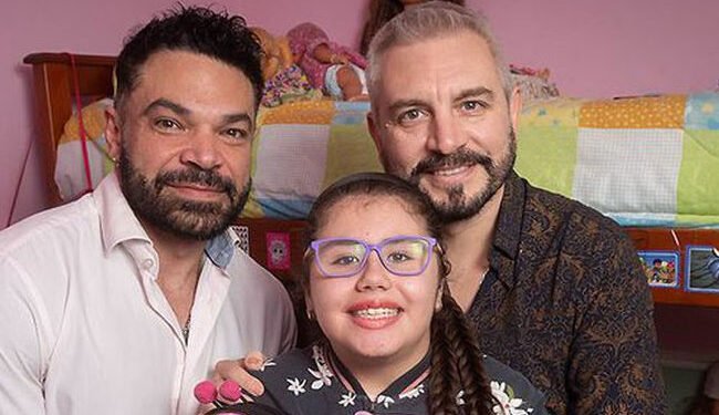 Dos papá mendocinos adoptaron a una niña con leucemia que fue abandonada