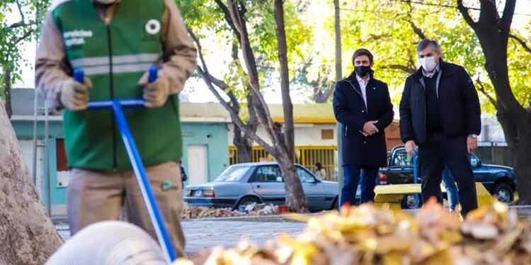 Capital estrenó dos camiones aspiradora para eficientizar la limpieza de hojas