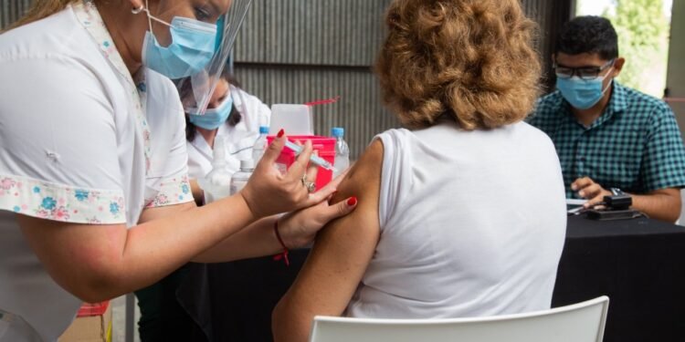 Mendoza abrió la inscripción para que se vacunen los mayores de 35 años sin factores de riesgo