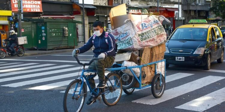 Una familia necesitó $64.445 en mayo para no caer en la pobreza