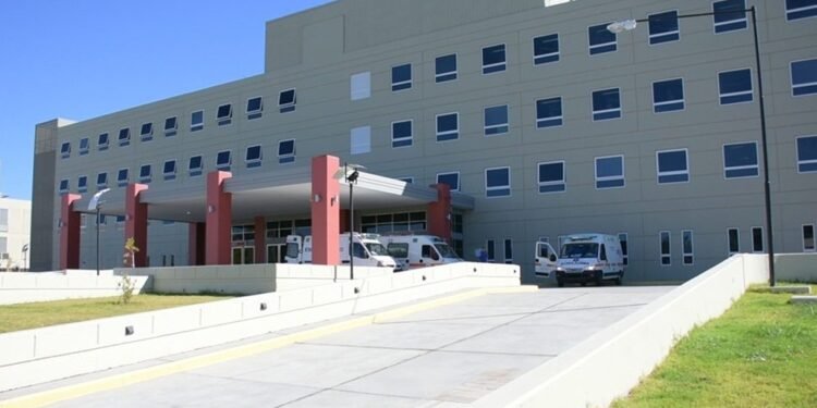 Grave accidente un auto atropelló a una motociclista y tuvo que ser traslada de urgencia