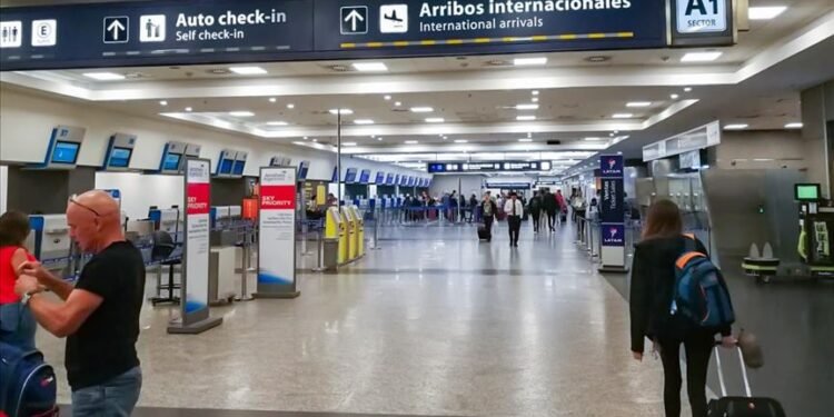 Vuelos: desde hoy, sólo podrán ingresar a la Argentina 600 pasajeros por día