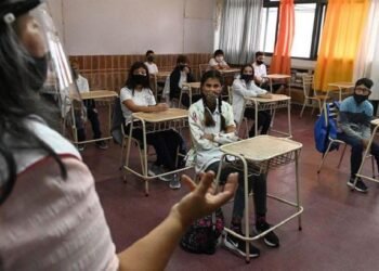 El Gobierno aclara que «no habrá promoción escolar automática» y no descarta extender el ciclo lectivo