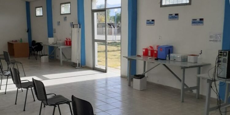 Un nuevo centro de vacunación: desde hoy comenzaron a inmunizar en el SUM de Campo Afuera