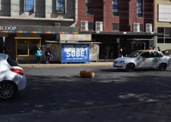 De no creer: un tubo de gas se cayó de un vehículo y atravesó toda la Plaza 25 de Mayo rodando